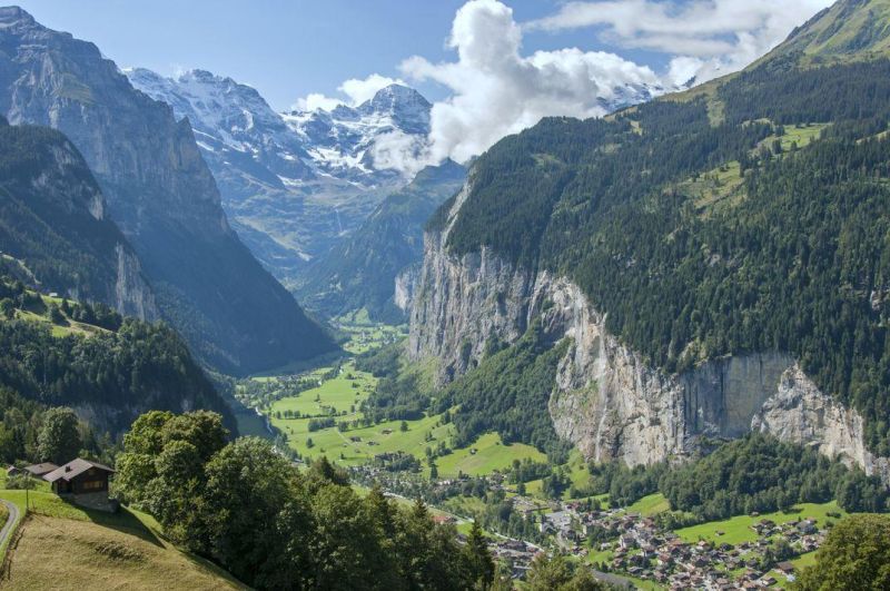File:Lauterbrunnen Valley Switzerland.jpg